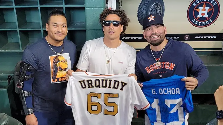 Memo Ochoa was a special guest at tonight's Houston Astros game. Swapping  jerseys with Astros pitcher Jose Urquidy.🇲🇽 : r/LigaMX