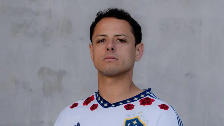 Listo para 'El Tráfico': Chicharito presenta camiseta especial