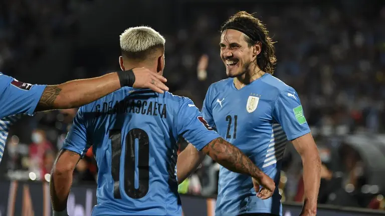 Indignación en Uruguay: Por qué la FIFA pidió borrar dos estrellas de su  escudo y los argumentos de la defensa charrúa