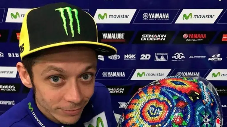 Valentino Rossi lucio casco con arte huichol en Sepang TUDN Mas Deportes TUDN