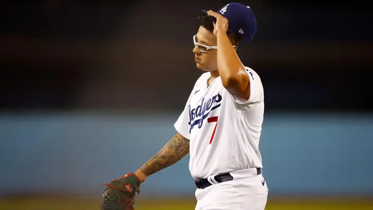 MLB: Rematan playeras de Julio Urías tras ser violencia familiar