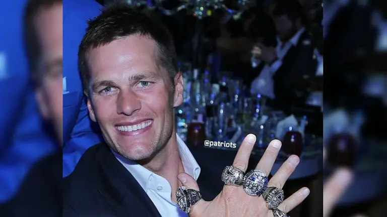 Tom Brady presumi la mano llena de anillos de campe n del